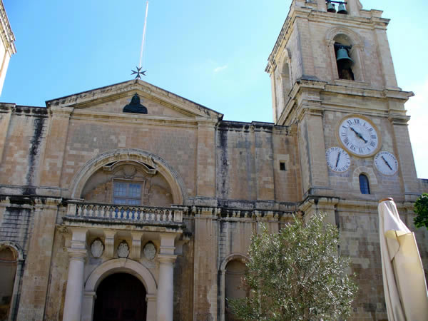 Le numerose chiese sono tra le attrazioni turistiche de La Valletta, Malta. Autore e Copyright Liliana Ramerini.