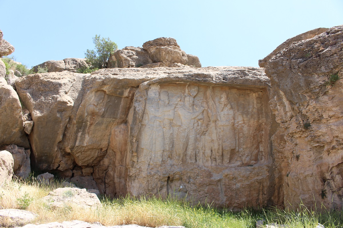 Al centro bassorilievo dell'investitura di Ardashir I, a sinistra il bassorilievo più piccolo in cui è rappresentato il busto di Kartir, Naqsh-e Rajab, Iran. Autore e Copyright Marco Ramerini