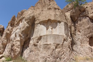 Bassorilievo del re Bahram II. Qui si trovano anche le tracce dell'antico bassorilievo elamita, Naqsh-e Rostam, Iran. Autore e Copyright Marco Ramerini