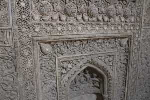 Dettaglio del Mehrab ilkhanide lungo il corridoio coperto dell'entrata orientale della moschea, Moschea del Venerdì (Moschea Jāmeh), Isfahan, Iran. Autore e Copyright Marco Ramerini