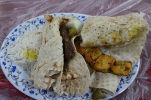 Kabab di agnello e pollo con pane e riso. Autore e Copyright Marco Ramerini