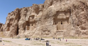Le tombe di Dario II, Artaserse I e Dario I, Naqsh-e Rostam, sono tra le principali attrazioni turistiche dell'Iran. Autore e Copyright Marco Ramerini