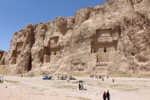 Le tombe di Dario II, Artaserse I e Dario I, Naqsh-e Rostam, sono tra le principali attrazioni turistiche dell'Iran. Autore e Copyright Marco Ramerini