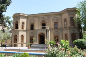 La facciata del Museo del vetro e della ceramica, Teheran, Iran. Autore e Copyright Marco Ramerini