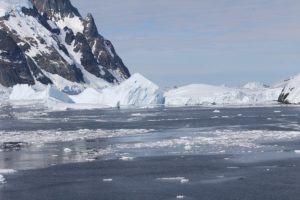 La parte sud del canale è spesso bloccata da grandi icebergs, Lemaire Channel, Antartide. Autore e Copyright Marco Ramerini