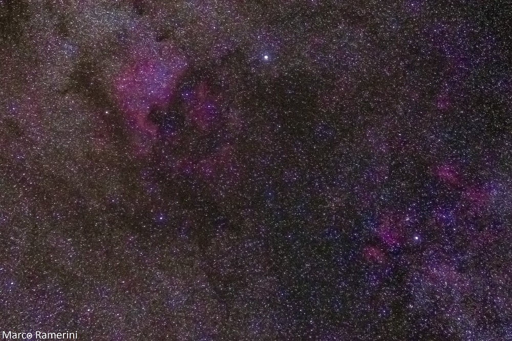 Nebulosa Nord America, Cigno. Obiettivo Canon USM(70-300 mm) 70 mm F 4.0, ISO 1600, tempo di posa 2 minuti, inseguimento Sky Adventurer SkyWatcher. Autore e Copyright Marco Ramerini