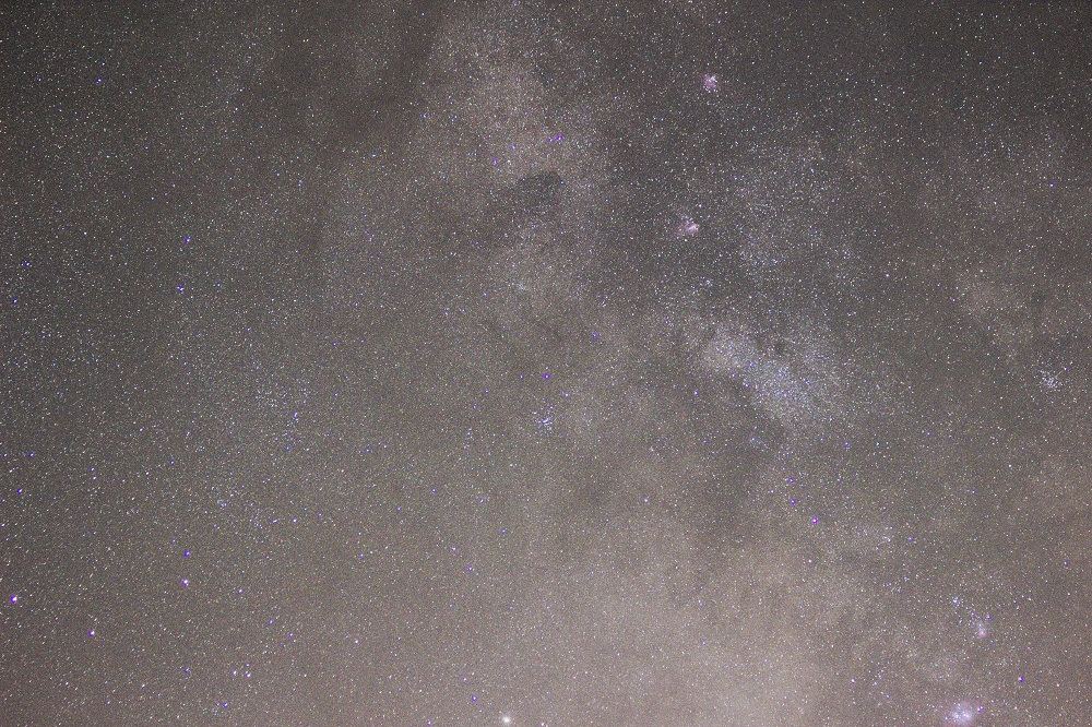 Nebulose Omega (M17), Eagle (M16), Trifida (M20) e Laguna (M8) nella costellazione del Sagittario Obiet. Canon USM(70-300 mm) 70 mm F 4.0, ISO 1600, posa 2 minuti, ins. Sky Adventurer SkyWatcher. Autore e Copyright Marco Ramerini