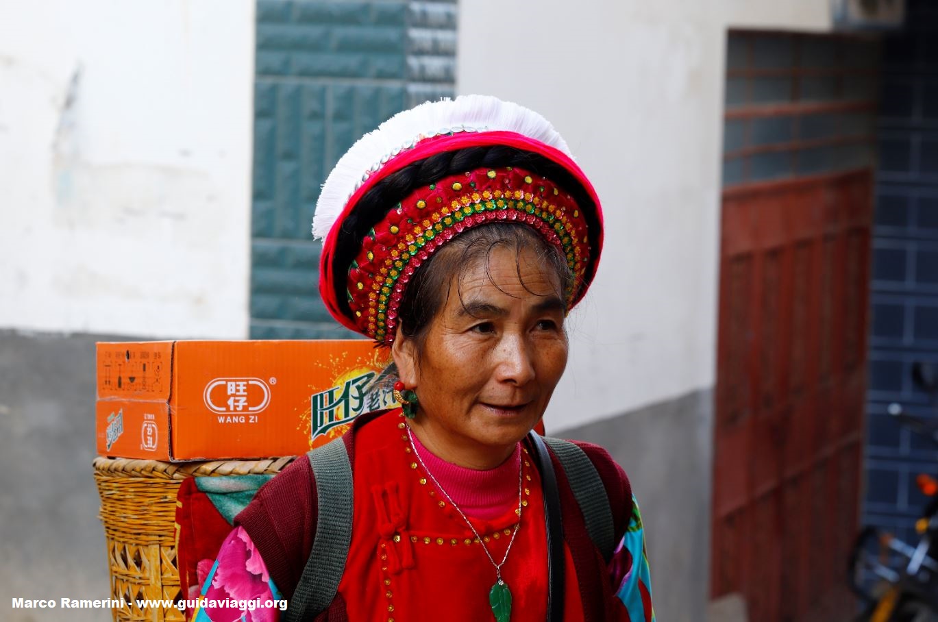 Donna, Zhoucheng, Yunnan, Cina. Autore e Copyright Marco Ramerini...