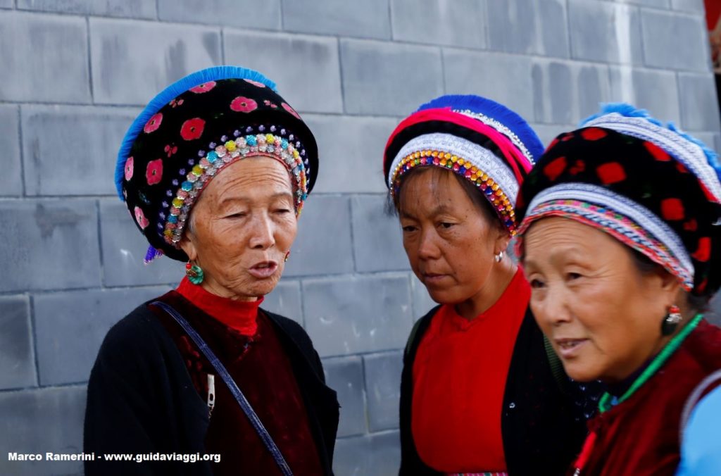 Donne, Zhoucheng, Yunnan, Cina. Autore e Copyright Marco Ramerini...