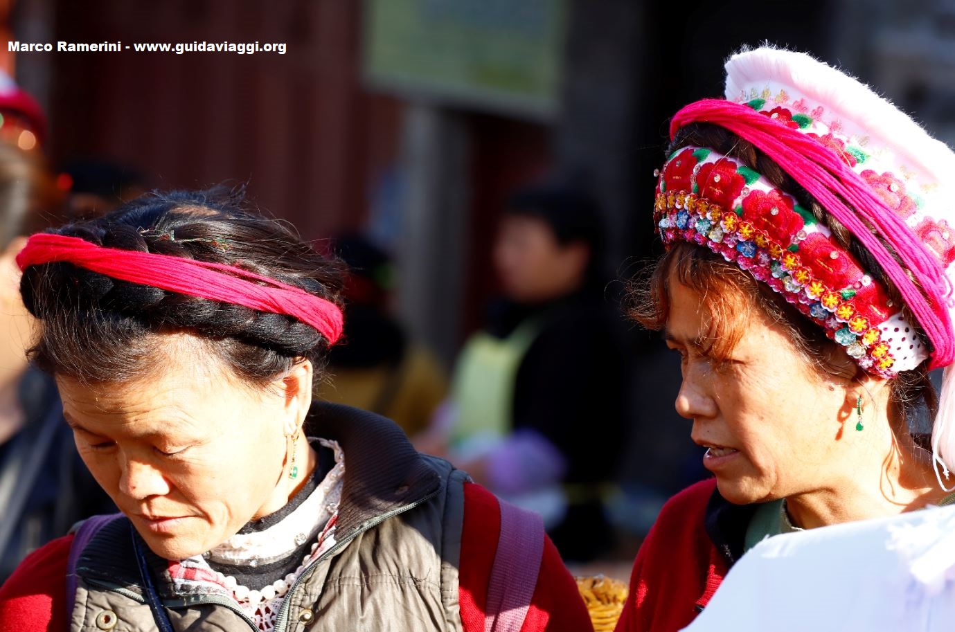 Donne al mercato di Zhoucheng, Yunnan, Cina. Autore e Copyright Marco Ramerini