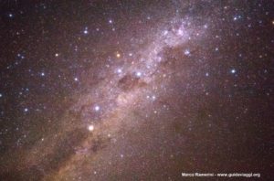 La Via Lattea con la Croce del Sud e Eta Carinae. Deserto di Atacama, Cile. Autore e Copyright Marco Ramerini