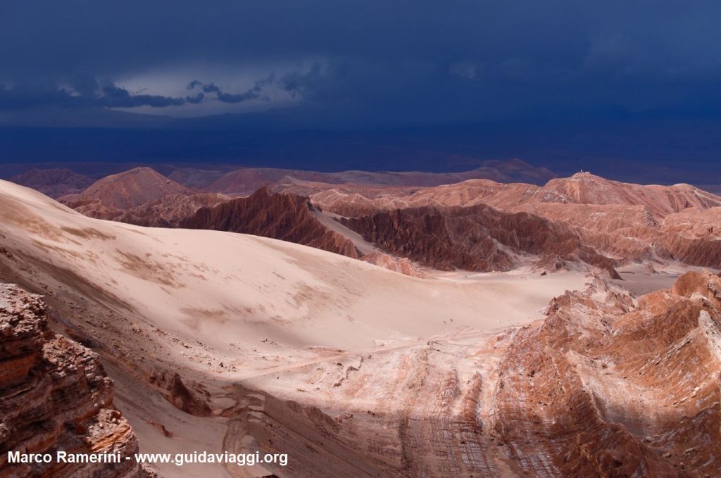 Nubi di tempesta nel paesaggio del deserto di Atacama. Le rocce della Valle di Marte (Valle de Marte) e la  Cordillera de la Sal, Deserto di Atacama, Cile. Autore e Copyright Marco Ramerini