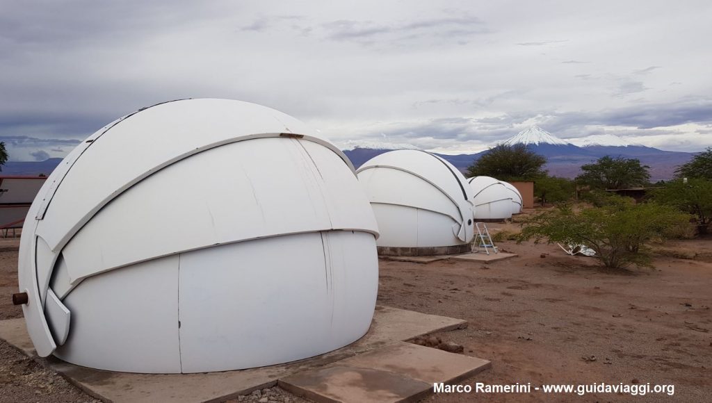 Le cupole dei telescopi dell'osservatorio astronomico di Alain Maury, San Pedro de Atacama, Cile. Autore e Copyright Marco Ramerini.